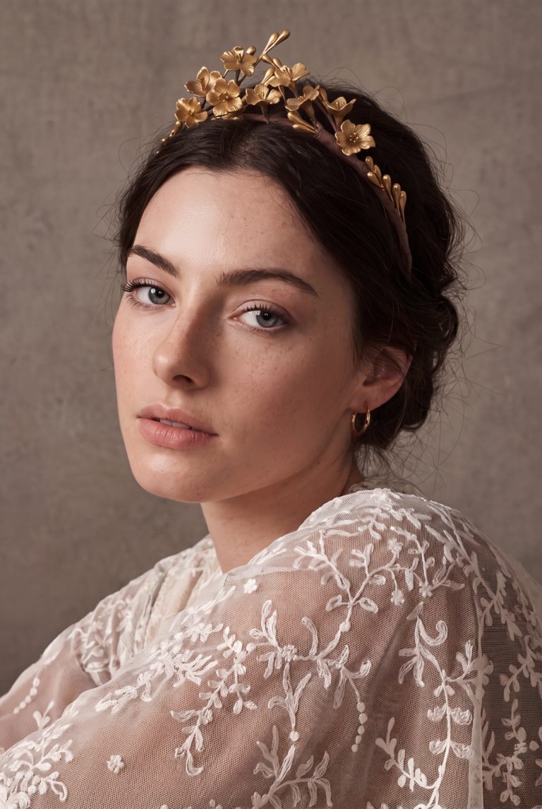 Tiara artesanal fantasia de flores para eventos